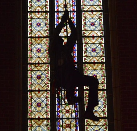 Wechseln des Kaiserstiels. Kirche Sandhagen / Mecklenburg.