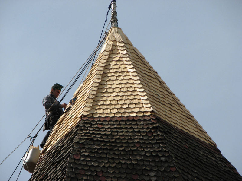 Kirche Börzow. Holzschindelreparatur der Turmspitze.